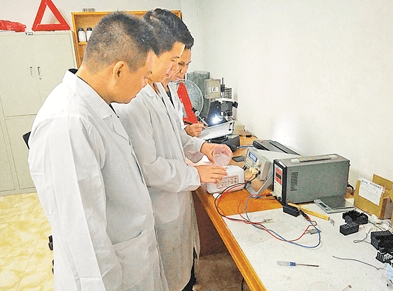 研究人員正在向應急燈電池盒內灌入鹽水