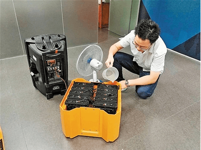 海能動力的鹽水電池可以帶動音箱和風扇 