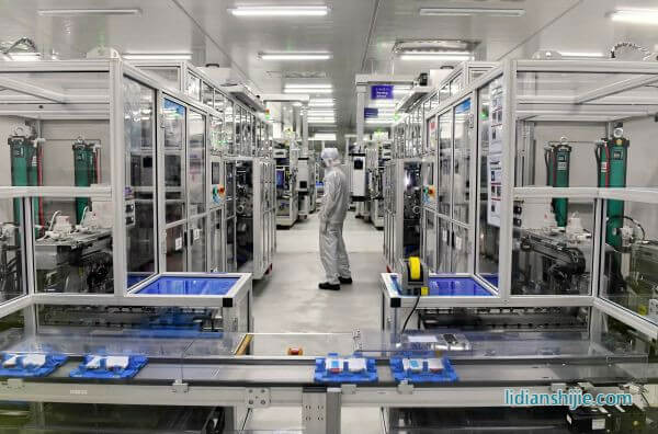 工人在福建寧德時代新能源科技股份有限公司電芯自動化生產車間工作。 工人在福建寧德時代新能源科技股份有限公司電芯自動化生產車間工作。
