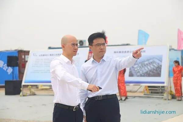 圖為?？萍瘓F副總裁殷慶元(左)與?？萍瘓F特種化學品事業部副總經理馬立軍(右)
