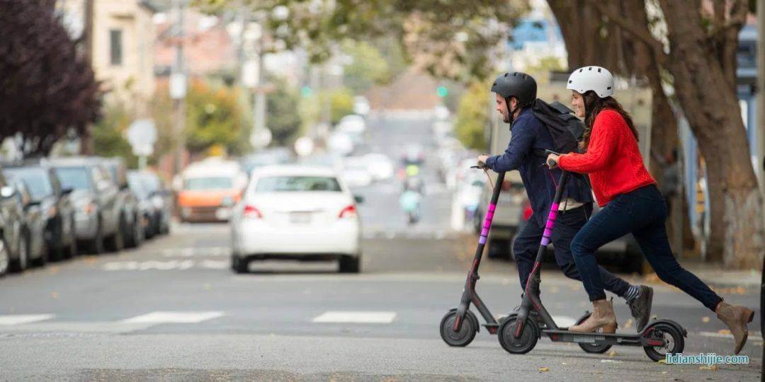 在國外，騎滑板車已經成為一種時尚