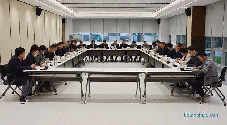 會議整體前方.jpg