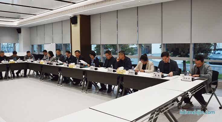 會議側面對方.jpg