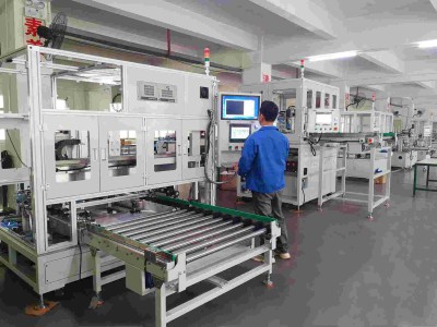 鋁殼鋼殼自動貼膜機（自動包膜機）圖1